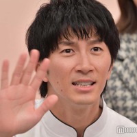 モニターで自分の盛れを確認していた濱田崇裕(C)モデルプレス