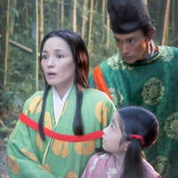 国仲涼子、落井実結子、玉置玲央「光る君へ」第1話より（C）NHK