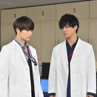 瀬戸康史、桐谷健太「院内警察」第1話より（C）フジテレビ／共同テレビ