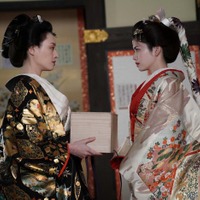 栗山千明、小芝風花「大奥」第2話より(C)フジテレビ