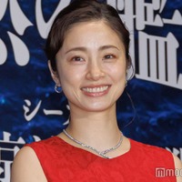 船に乗って登場した上戸彩(C)モデルプレス