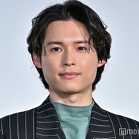 段差では膝を曲げて倍沈むようにしている松村北斗（C）モデルプレス