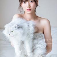 山下美月1st写真集「忘れられない人」表紙（撮影／須江隆治）