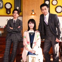成田凌、浜辺美波、安田顕「アリバイ崩し承ります」(C)テレビ朝日