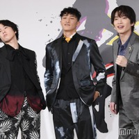 「かっこつけて」というカメラマンのリクエストに即対応する宮舘涼太&岩本照、戸惑う深澤辰哉(C)モデルプレス