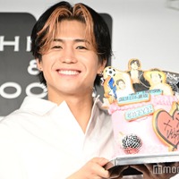 サプライズでケーキを受け取った瀬口黎弥(C)モデルプレス