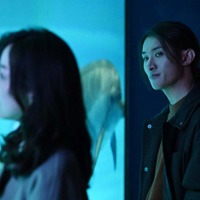 黒川智花、向井康二「リビングの松永さん」第10話より(C)カンテレ