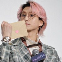 シールをおねだりして“ピンクのハート”をゲットした佐久間大介(C)モデルプレス