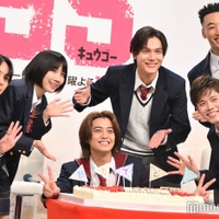 サプライズに驚く高橋海人、祝福するキャスト陣/(左から)犬飼貴丈、松本穂香、高橋海人、中川大志、細田佳央太、関口メンディー(C)モデルプレス