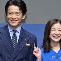 新サービス開始記念イベントに出席した小栗旬、吉高由里子(C)モデルプレス