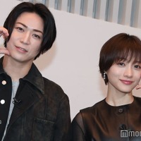 囲み取材に出席した亀梨和也、石原さとみ(C)モデルプレス