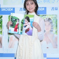 お気に入りカットをアピールする玉田志織／2nd写真集「as is」発売記念会見（提供写真）