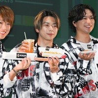 メンバーカラーも使ったコラボメニューを笑顔で見せるNEWSの小山慶一郎、増田貴久、加藤シゲアキ（C）モデルプレス