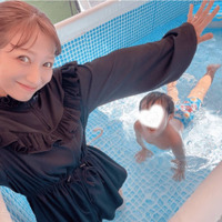 「倒れそうだったので」辻希美、暑さに耐えきれず5歳三男とおうちプールに！夏満喫の親子SHOTを公開