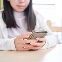 スマホ持ちたての小学生「友達と遊んでくる」パパ「よかったね」…→次の瞬間、娘のまさかの返信にパパ大爆笑！？