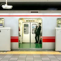 【受験当日の電車で】駅に着いてもドアが開かない！？パニックになった次の瞬間→「先頭車両まで走るよ！」ギャル風のお姉さんが！？