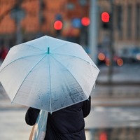 海外旅行中、突然の大雨が！？「観光が台無し」すると、現地の人が声をかけてきて…→予期せぬ展開に感動！