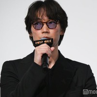 伊吹サングラス姿で登場した綾野剛（C）モデルプレス