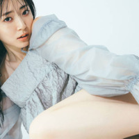 鈴木愛理、眩しい色白美脚に釘付け！ドキッとする視線＆色っぽいシースルーの肩見せスタイル披露