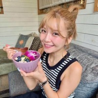 宇野実彩子、アサイーボウルを持ってにっこり！朝カフェSHOTに「可愛すぎる」「無造作な髪形が好き」