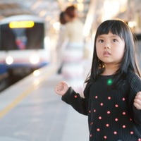 【電車で】業務ミスで落ち込んでいると…5歳くらいの女の子が声をかけてきて！？まさかの発言に「元気をもらった」