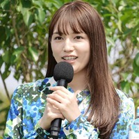 川口春奈、ベッドに横たわる美麗SHOTに反響「まっっっっじでかわいすぎ」「美しい」