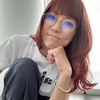 hitomi、Zoffの老眼鏡に合わせたシンプルコーデに反響「まだまだ若い！」「とてもお洒落」