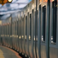 逆方向の電車に乗って“見知らぬ無人駅”に…携帯の充電は切れかけ、終電も行ってしまった！？…→大ピンチの中、見知らぬ人の優しさに救われた！