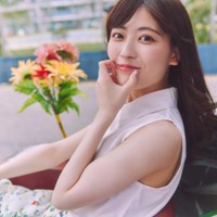 乃木坂46岩本蓮加、ほっそり美腕が際立つヘルシー肌見せコーデでニッコリ！“彼女感満載”SHOTで魅せる