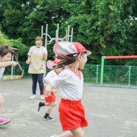 【幼稚園説明会で】2歳の娘が園児に混ざって玉入れ！？お茶目な行動に「思わず笑った」「面白くて愛おしい」