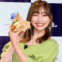 須田亜香里、自然の中でTポーズ！お茶目なロケSHOTに反響「素敵な写真」「青空の下でのTかわい～」