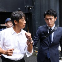 反町隆史、杉野遥亮「オクラ〜迷宮入り事件捜査〜」第1話（C）フジテレビ