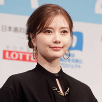 白石麻衣、はにかみ笑顔のダブルピースSHOTに反響「絶世の美女」「めっちゃ可愛い」