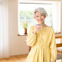 「白髪が若く見える…！」おばさん化していない60代の特徴とは