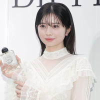 桜田ひより、シャボン玉を吹く幻想的なピクニック風SHOTに反響「雰囲気ちょー好き」「似合いすぎてる」