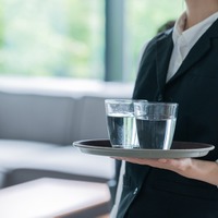 カフェに来る外国人観光客に「水はセルフサービスです」と伝えると…→外国人観光客の反応を見て「日本ってすごいんだ」