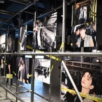 SEVENTEENバックヤード再現空間で展示（C）モデルプレス