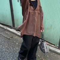 いちばん「今っぽ」感があるのが「秋カラーのシアーシャツ」【40代の毎日コーデ】