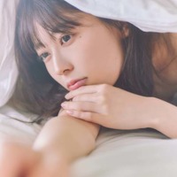 乃木坂46岩本蓮加、真っ白なシーツの中でのまどろみSHOT披露！ナチュラルな表情にドキドキ