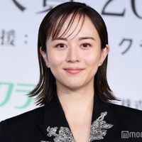 「第20回クラリーノ 美脚大賞2024」30代部門受賞の比嘉愛未（C）モデルプレス