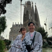 高橋愛、あべこうじとサグラダ・ファミリアへ！夫婦で寄り添う2SHOTに「お二人とも素敵」「ラブラブ」の声