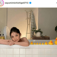 道重さゆみ、美肩がチラリ！お団子ヘアのバスタイム風SHOTに反響「ドキドキ」「最高に可愛い」