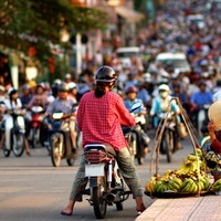 【ベトナムで…】バイクが多くて道を渡れない！？すると「君が…」現地の人のアドバイスに驚き