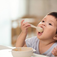 スプーンの練習中の1歳の息子「自分で食べたい！」すると、嫌な予感的中な状況とは一体！？