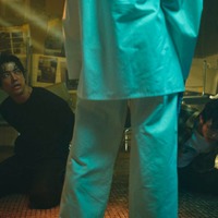 桐谷健太、影山拓也「Qrosの女」第6話（C）「Qrosの女」製作委員会
