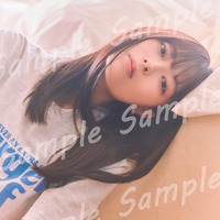 岩本蓮加1st写真集「いたずらな風」封入特典ポストカード／撮影：SAKAI DE JUN