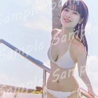 岩本蓮加1st写真集「いたずらな風」封入特典ポストカード／撮影：SAKAI DE JUN