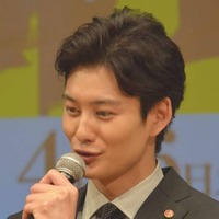 岡田将生、好物にニッコリ！撮影合間の笑顔SHOTに反響「顔面がいい」「可愛すぎる」