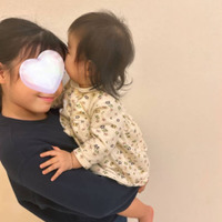 安めぐみ、9歳長女が0歳次女を抱っこ！微笑ましい姉妹SHOTにファンほっこり「仲良し」「姉妹とも美人さん」