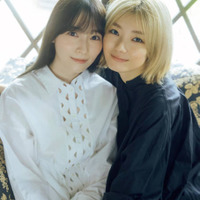 櫻坂46藤吉夏鈴＆守屋麗奈、頬をくっつけてにっこり！洋館を舞台に珍しいペアでのグラビアを披露